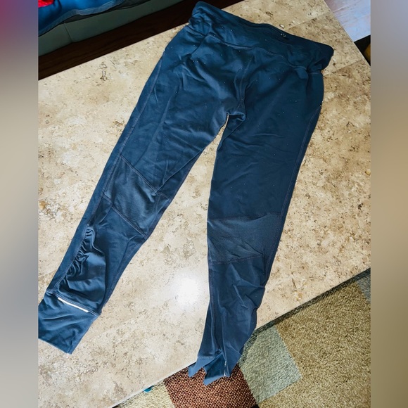 💥💥5/$25💥💥 Athleta Gray Scrunch Leggings with Reflective Accents- Size M - Picture 7 of 8